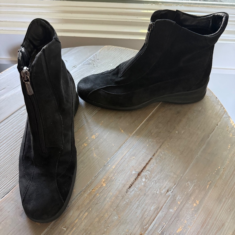 Aquatalia Weatherproof Black Suede Front Zip Ankle Boots Size 7.5 Made in Italy